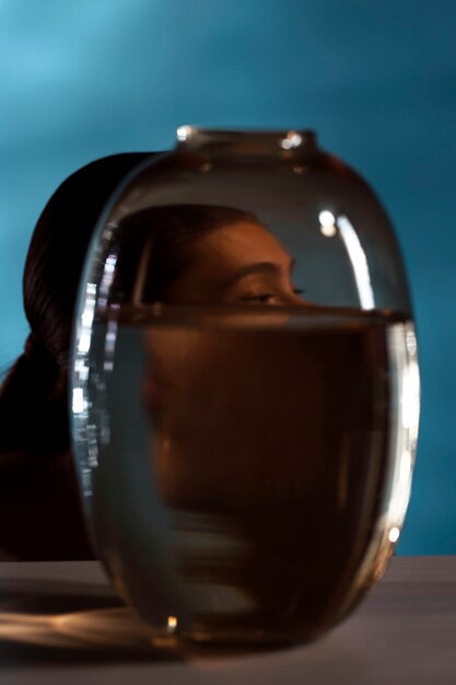 Mujer escondiendo su cara vista lateral