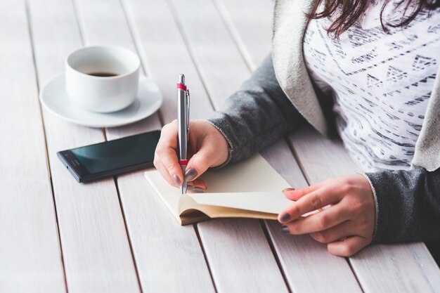 Mujer escribiendo en una agenda