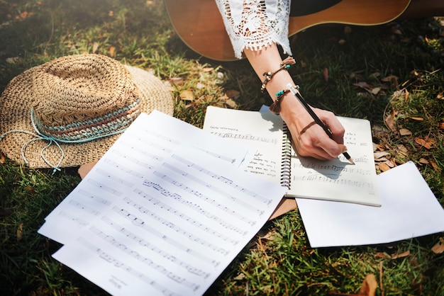 Mujer escribiendo algunas letras