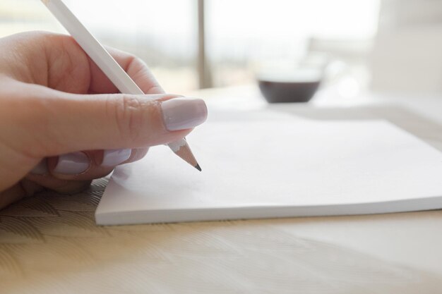 Mujer escribiendo en el Bloc de notas