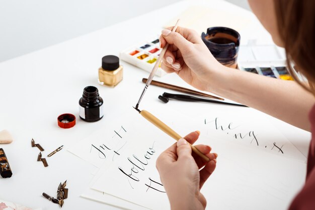 Mujer escribiendo caligrafía en postales