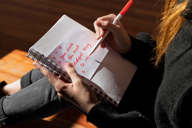 Una mujer escribiendo una carta de amor romántica a alguien