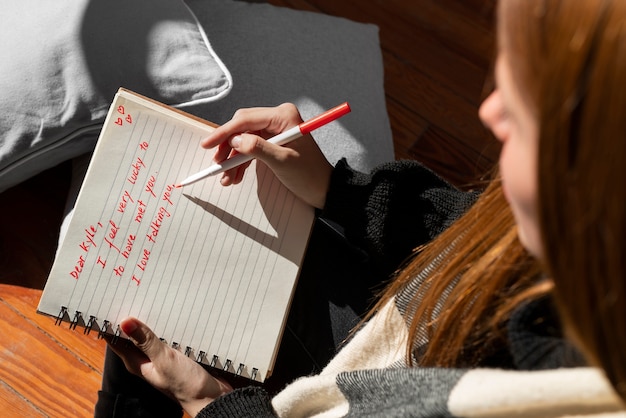 Foto gratuita una mujer escribiendo una carta de amor romántica a alguien