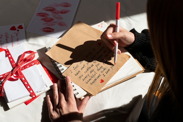 Foto gratuita una mujer escribiendo una carta de amor romántica a alguien