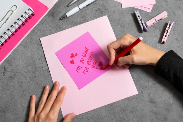 Una mujer escribiendo una carta de amor romántica a alguien