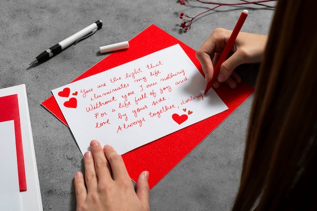 Foto gratuita una mujer escribiendo una carta de amor romántica a alguien