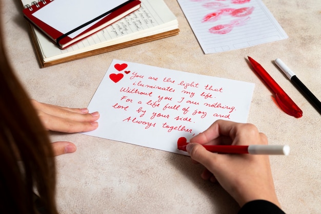 Una mujer escribiendo una carta de amor romántica a alguien