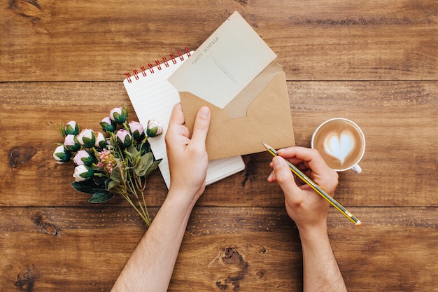 Mujer escribiendo una carta