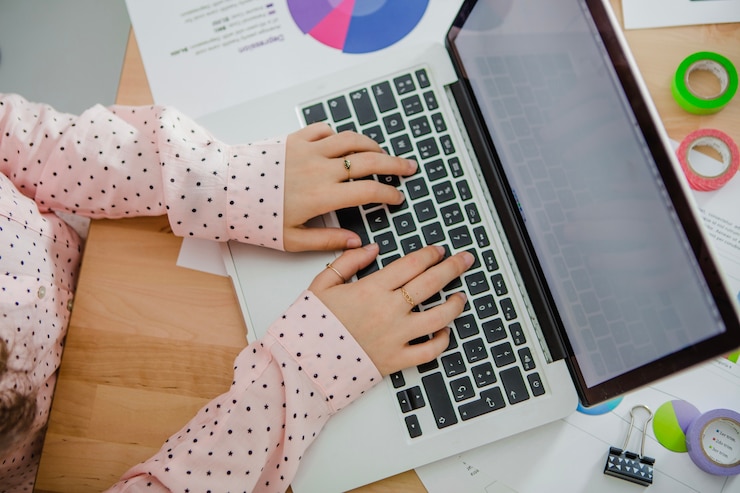 Foto gratuito mujer escribiendo en una computadora portátil en la oficina