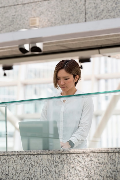 Mujer escribiendo en la computadora portátil