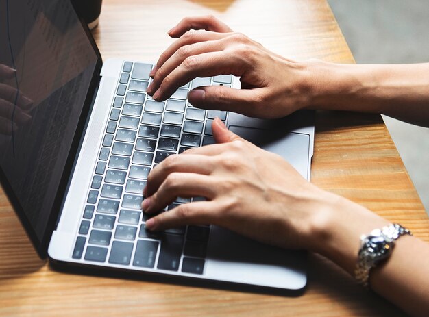 Mujer escribiendo en una computadora portátil