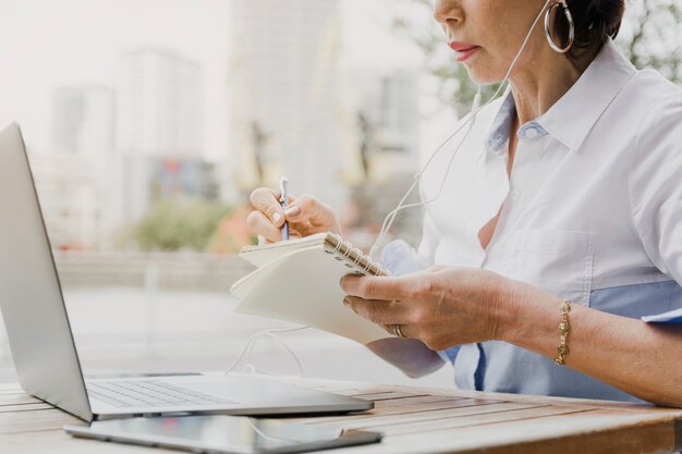 Mujer escribiendo en el cuaderno