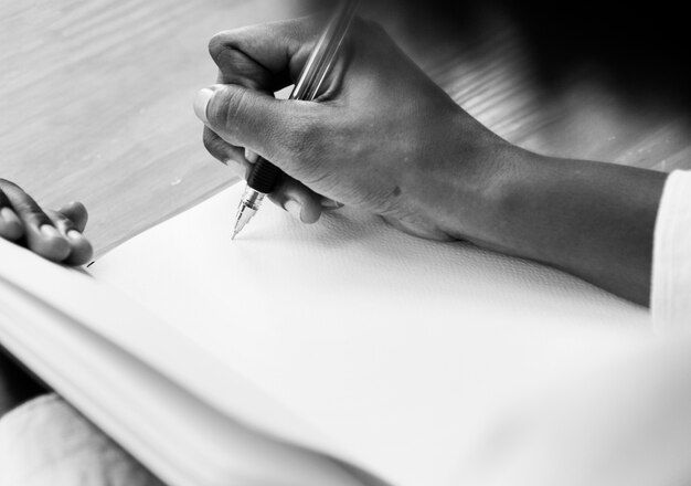 Mujer escribiendo en un cuaderno