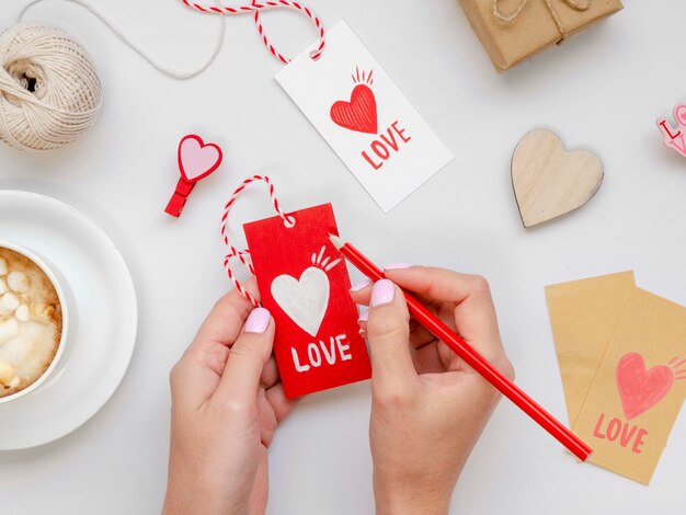 Mujer escribiendo en la etiqueta de amor