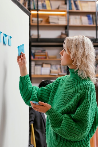 Foto gratuita mujer escribiendo idea de negocio