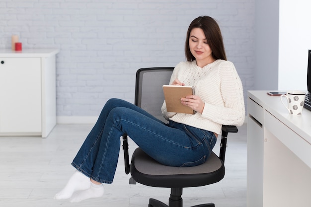 Mujer escribiendo notas en la oficina