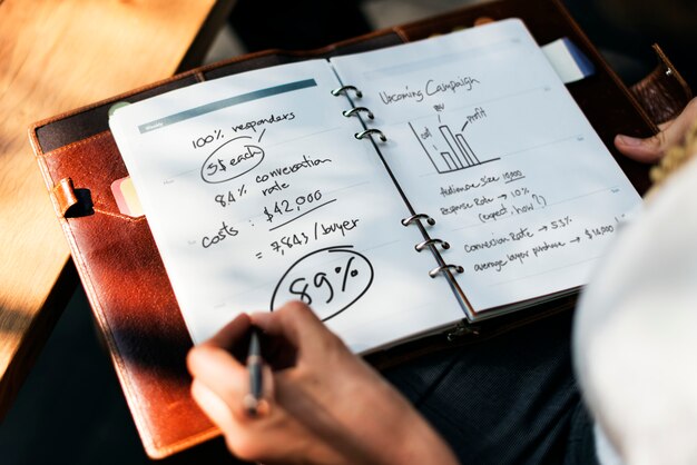 Mujer escribiendo y planeando estrategia de negocios.