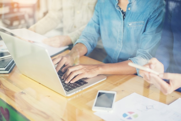 Foto gratuita mujer escribiendo en un portátil