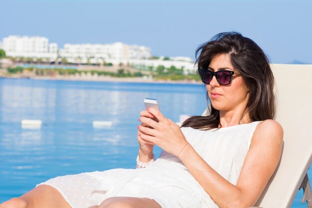 Mujer escribiendo en su teléfono inteligente