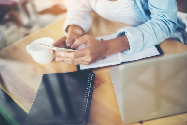 Mujer escribiendo en su teléfono