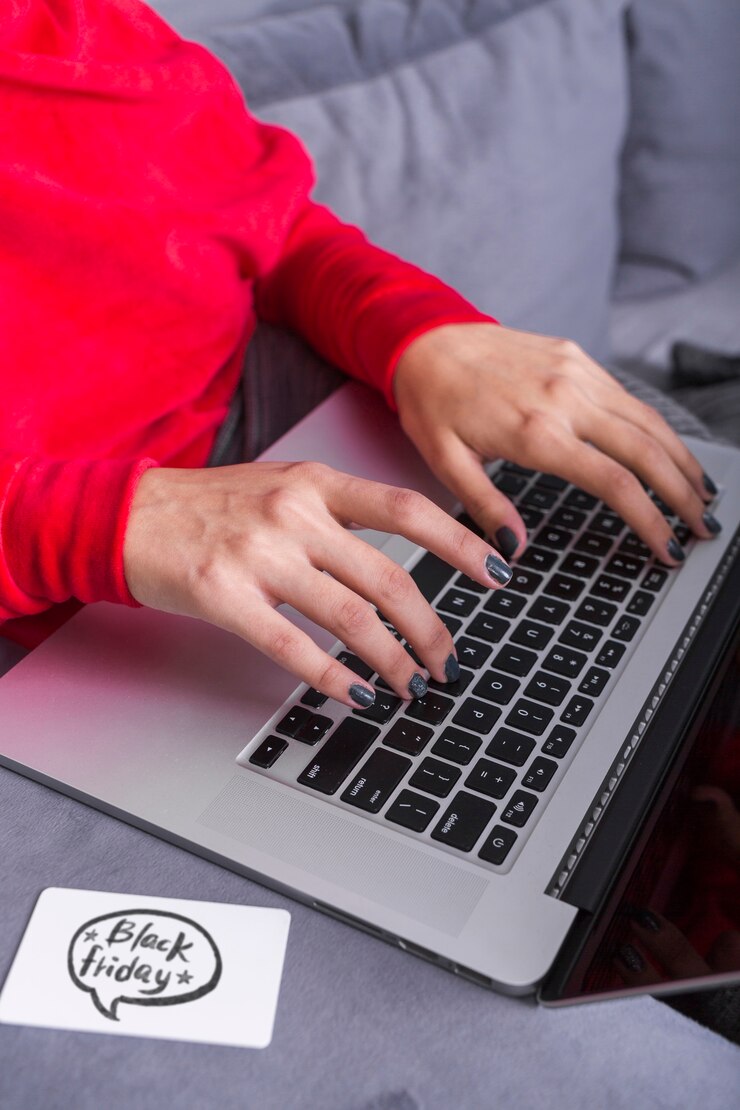 Foto gratuito mujer escribiendo en el teclado de la computadora portátil