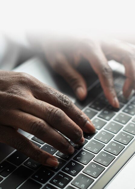 Mujer escribiendo en un teclado de computadora portátil