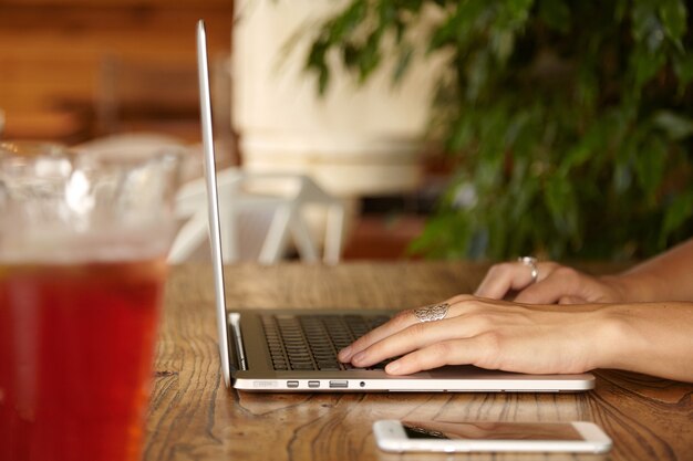 Mujer escribiendo de teclado portátil