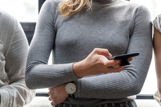 Mujer escribiendo en un teléfono inteligente