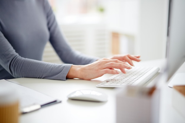 Mujer escribiendo