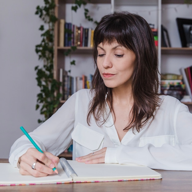 Mujer escribiendo