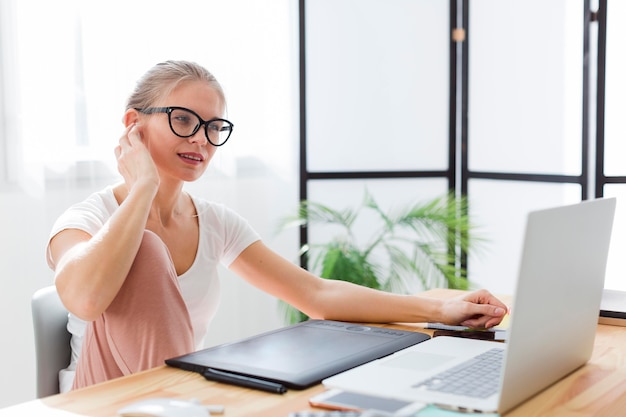 Foto gratuita mujer en el escritorio de casa trabajando