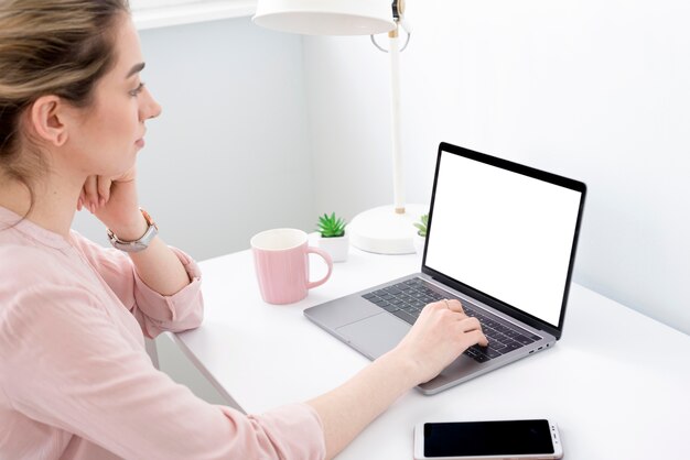 Mujer, en el escritorio, trabajando