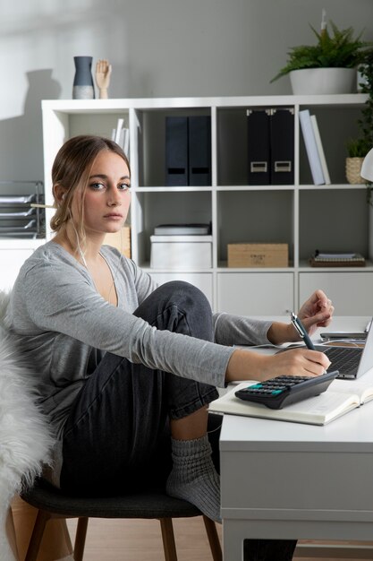 Mujer, en, escritorio, trabajando