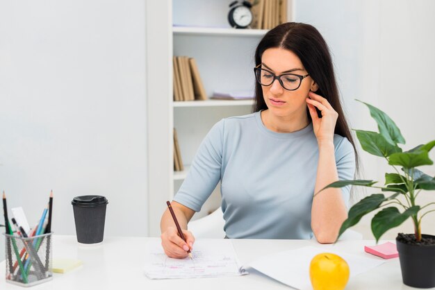 Mujer, escritura, en, papeles, en la mesa