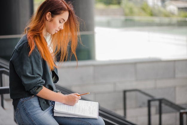 Mujer, escritura, pasamano