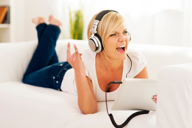 Mujer escucha música rock en casa