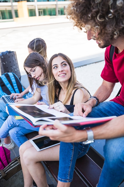 Foto gratuita mujer escuchando al hombre mientras estudiaba con amigos