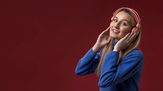 Foto gratuita mujer escuchando música con auriculares