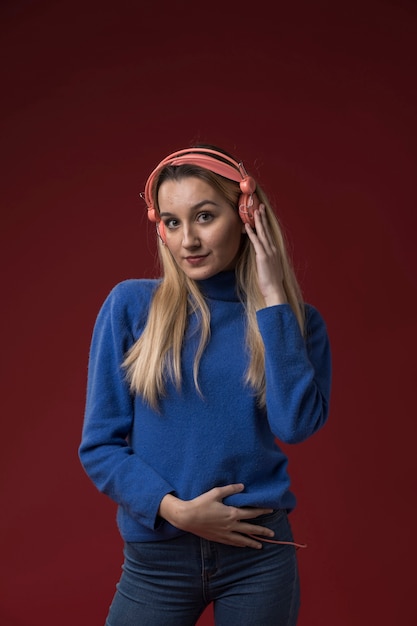 Mujer escuchando música con auriculares