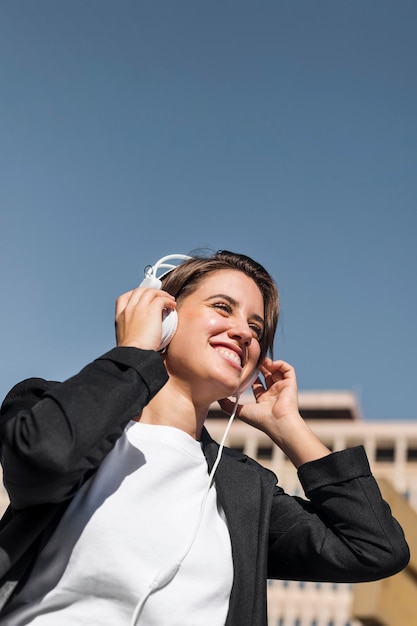 Foto gratuita mujer escuchando música con auriculares