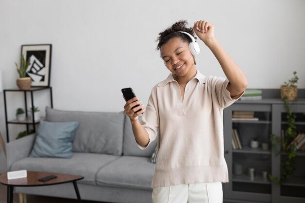 Foto gratuita mujer escuchando música con auriculares