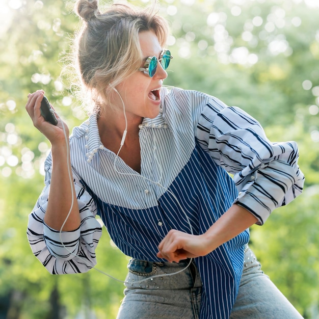 Mujer escuchando música y bailando