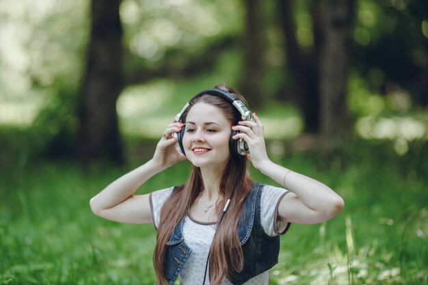 Mujer escuchando música en el campo