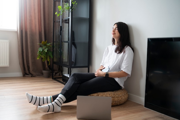 Foto gratuita mujer escuchando música en casa durante la cuarentena