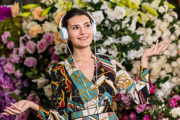 Mujer escuchando música en casa verde