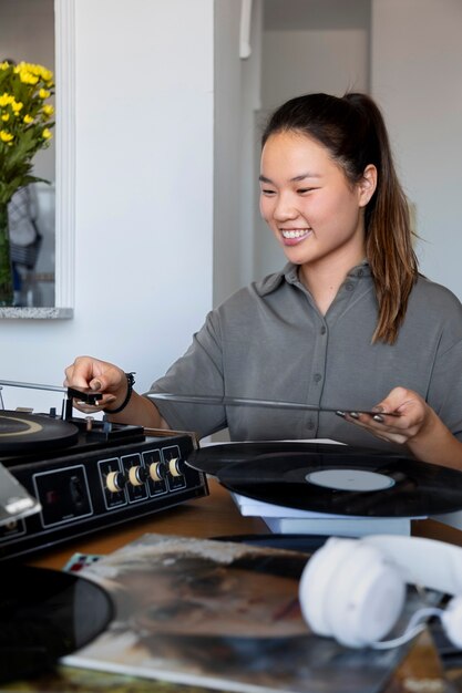 Mujer escuchando música en casa