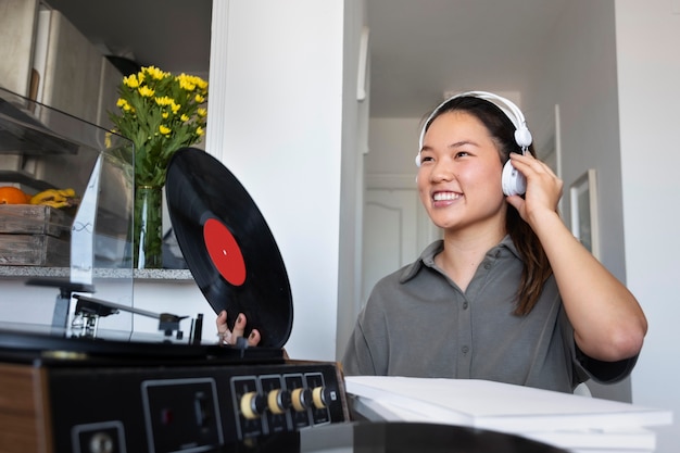 Mujer escuchando música en casa