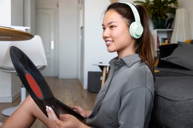 Mujer escuchando música en casa