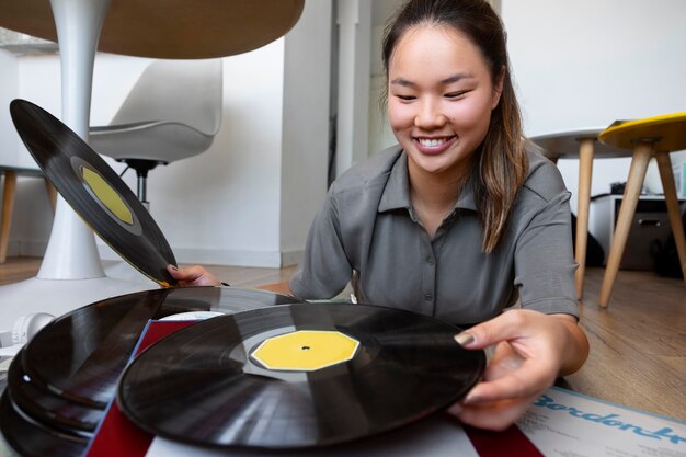 Mujer escuchando música en casa