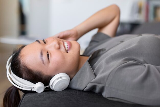 Mujer escuchando música en casa